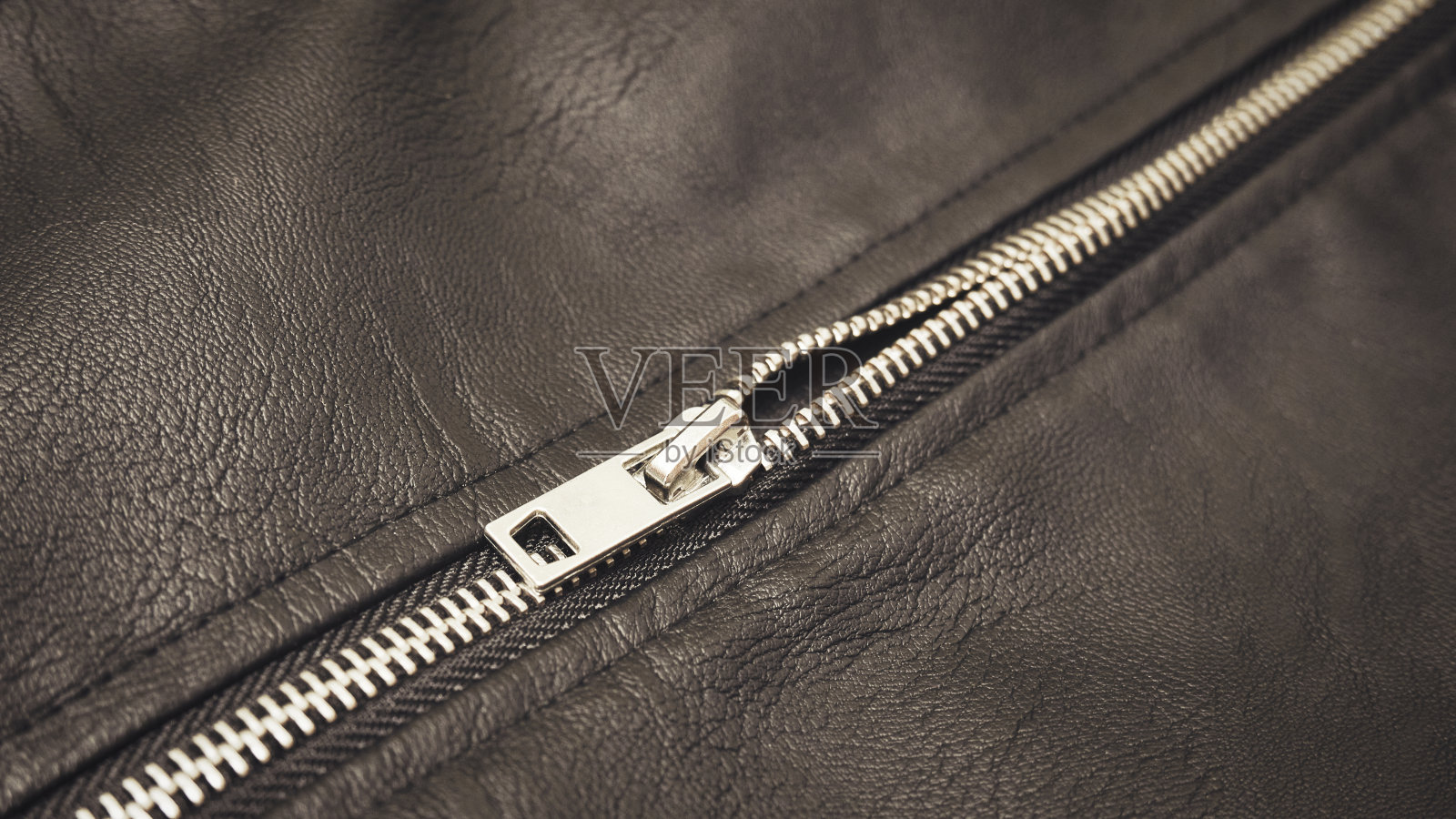 皮夹克上的铬金属拉链照片摄影图片