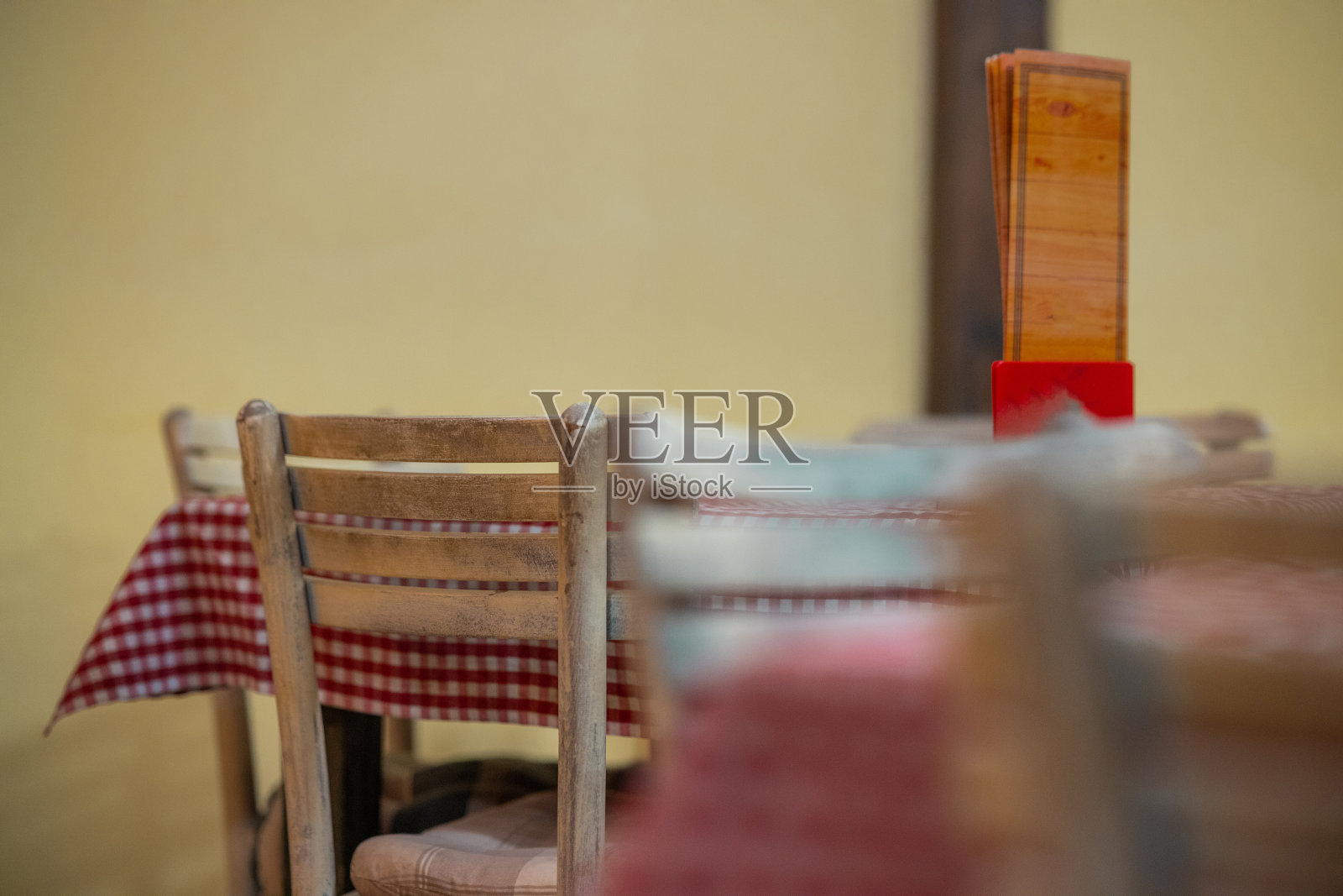 典型的塞尔维亚餐厅复古风格的内部装饰。红c照片摄影图片