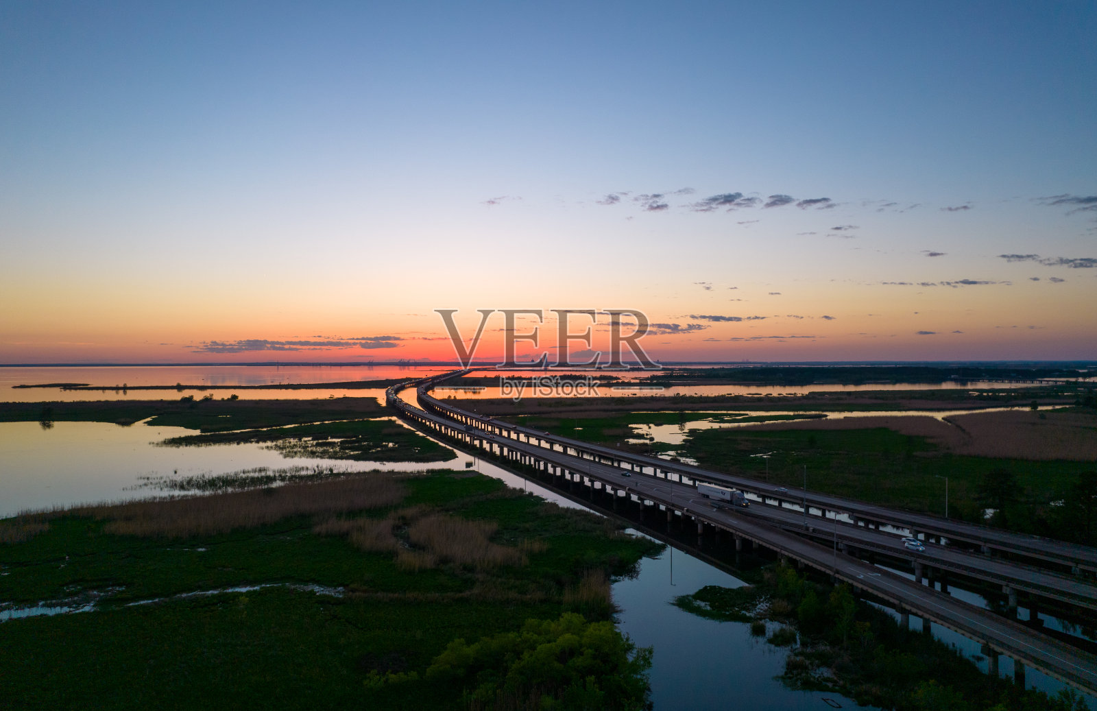 四月日落时的莫比尔湾照片摄影图片