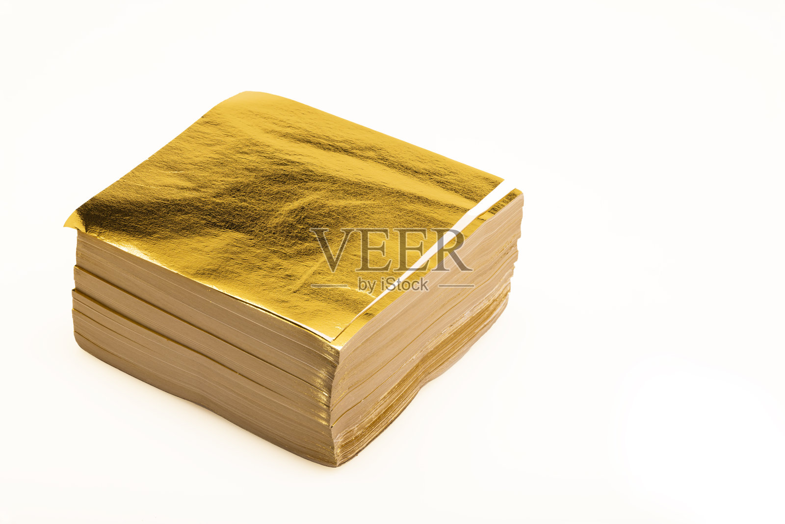 一堆闪亮的金黄色叶子在白色的背景照片摄影图片