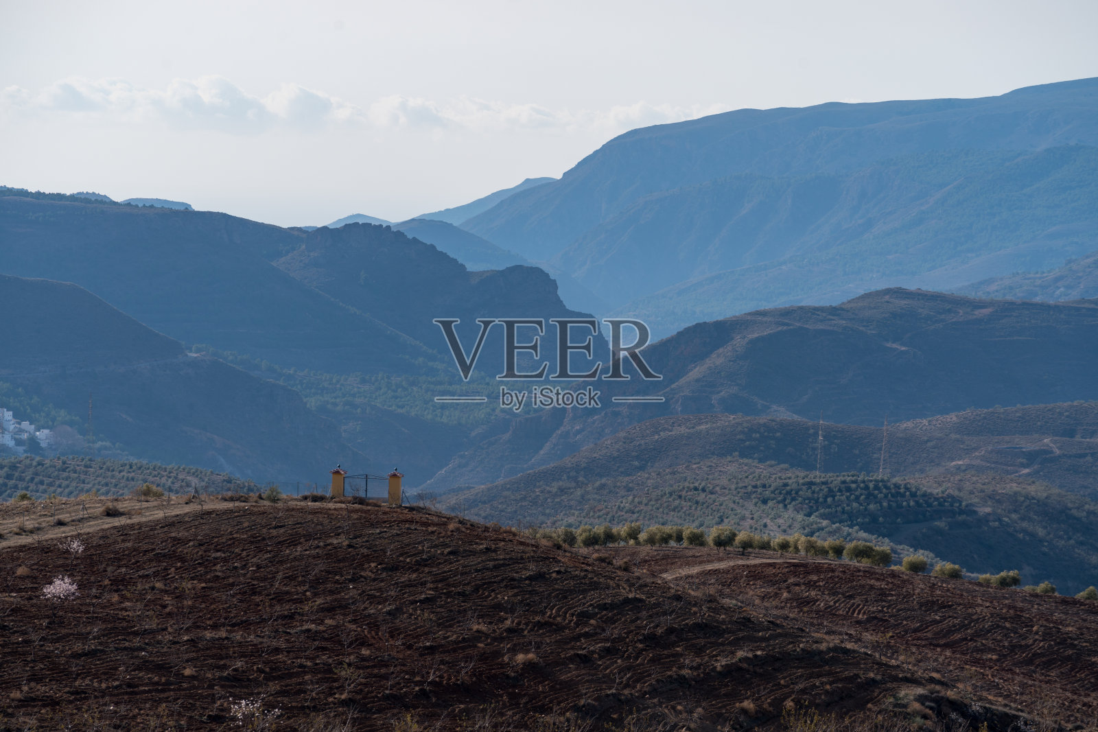 西班牙南部的多山景观照片摄影图片
