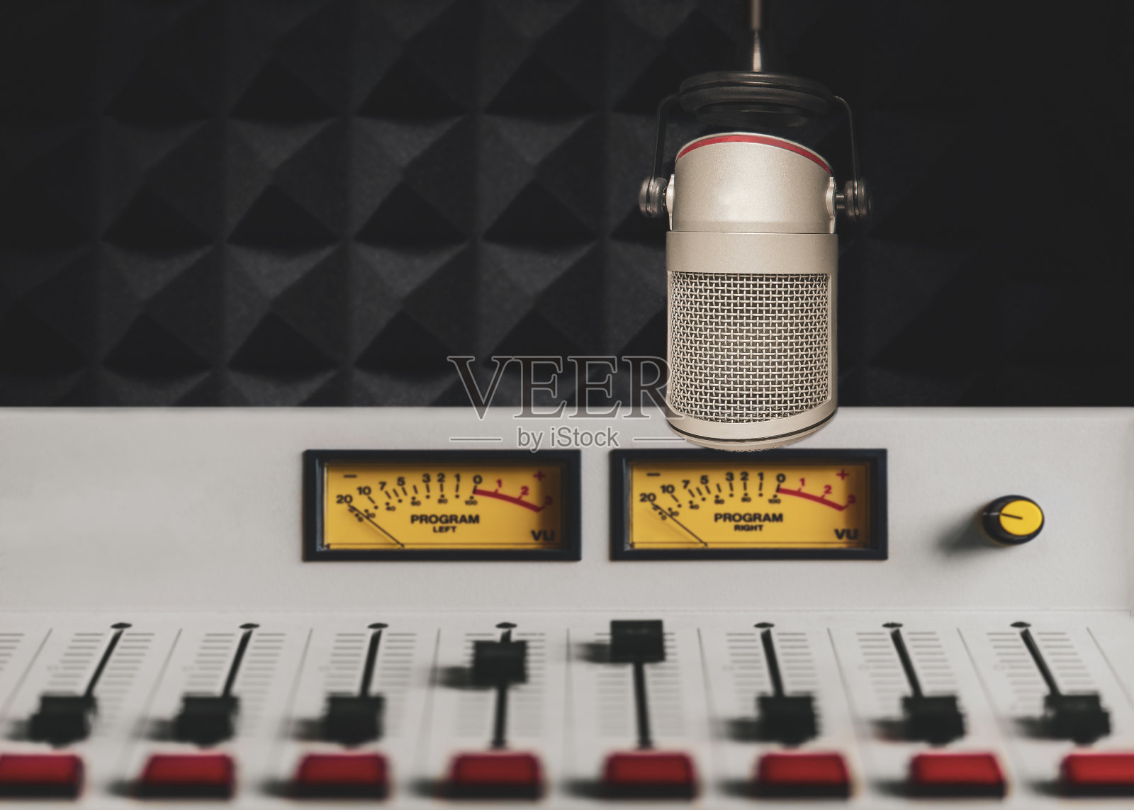 专业的麦克风和混音器照片摄影图片