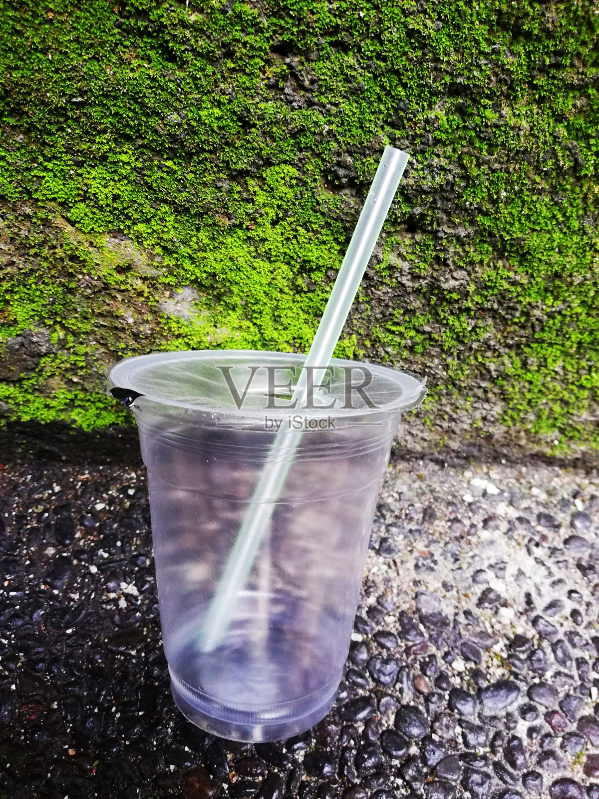 地板上放着带吸管的空塑料玻璃照片摄影图片