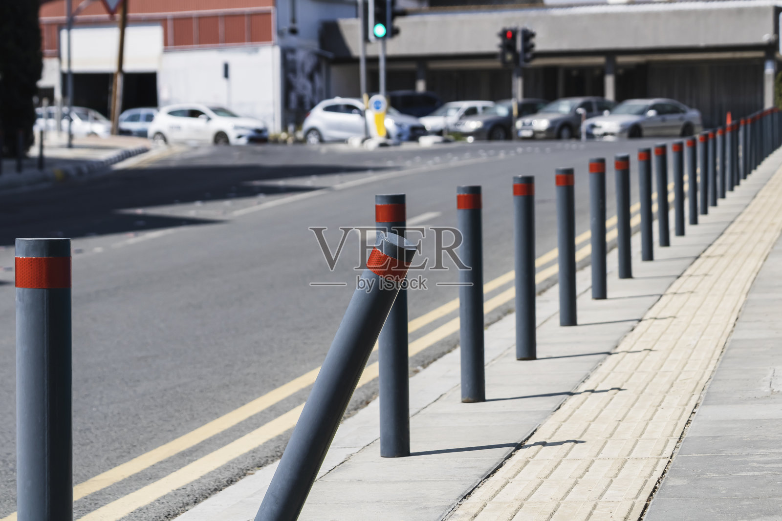 有护柱的城市道路照片摄影图片