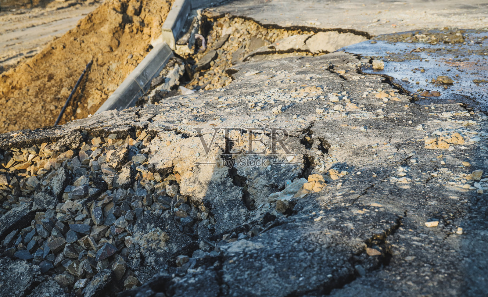 沥青路面膨胀特写：坑洼路面照片摄影图片