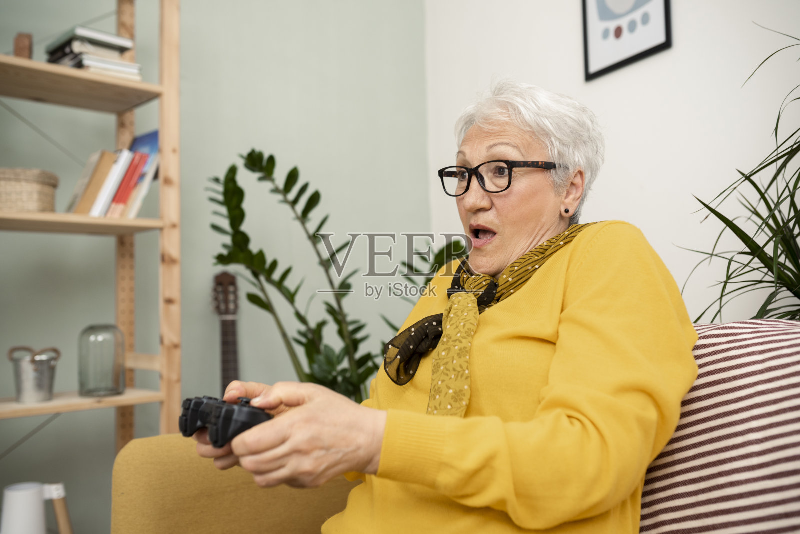 喜欢在家玩电子游戏的老年女性照片摄影图片