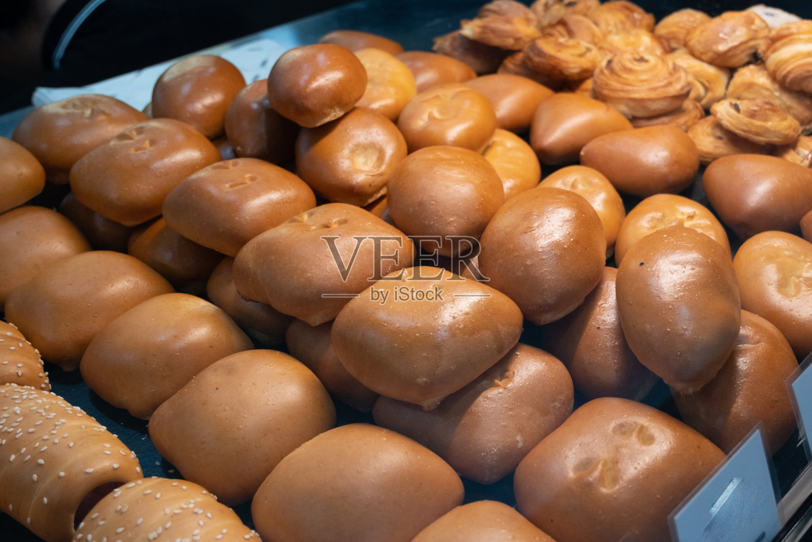 陈列着各种各样的馅饼。面包店橱窗照片摄影图片