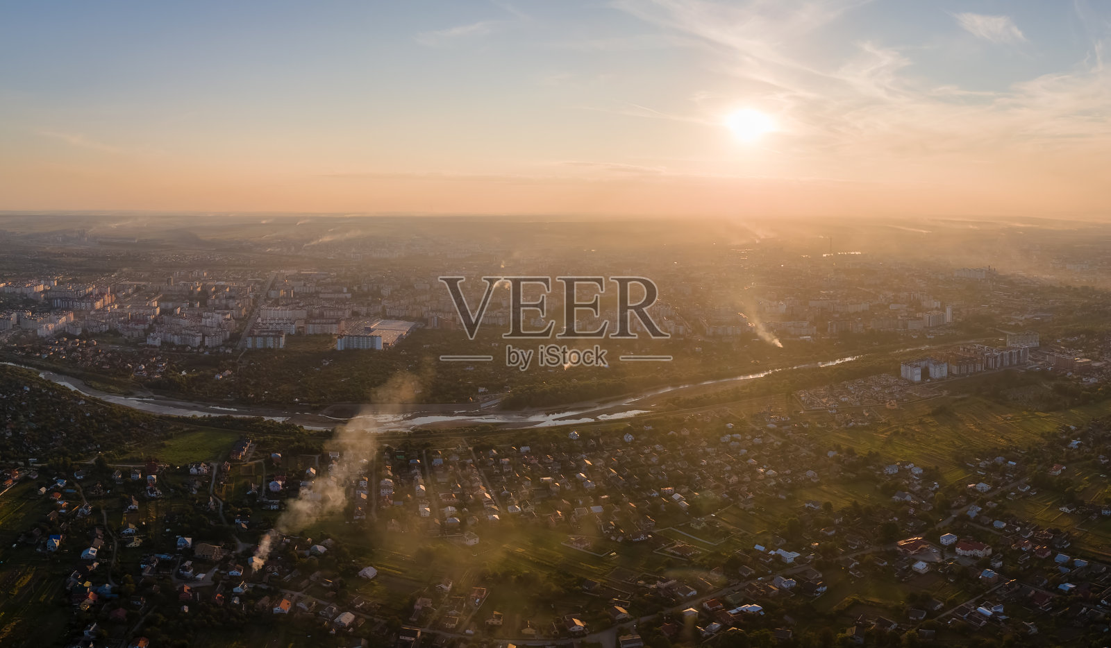 农业废弃物的鸟瞰图从干草和秸秆秸秆燃烧产生浓烟污染空气在旱季造成全球变暖和致癌烟雾照片摄影图片