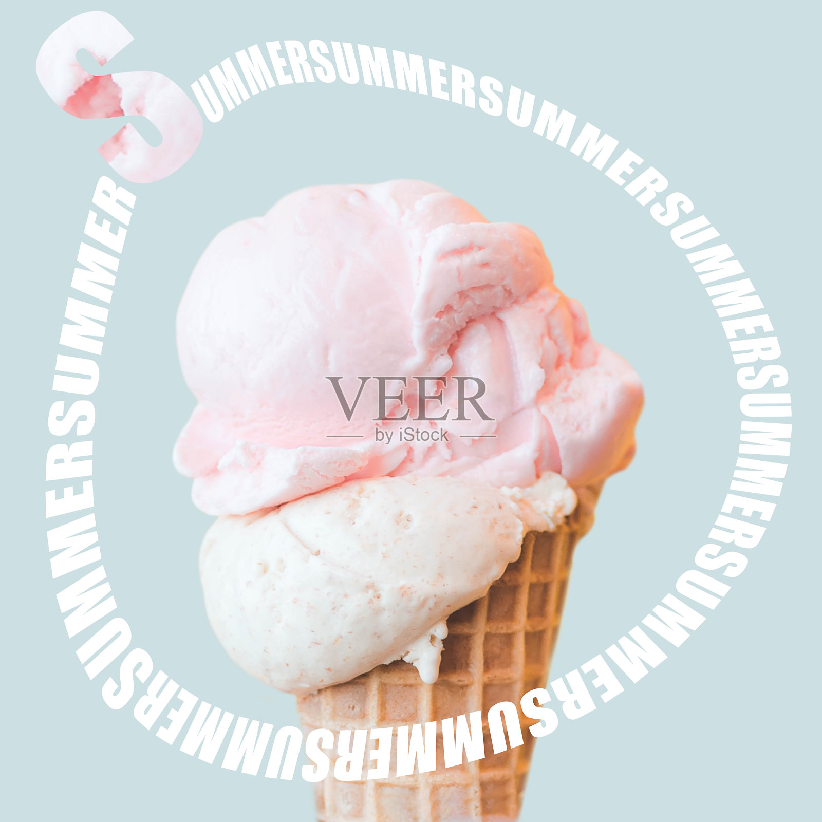 夏天的概念，一个华夫饼粉色冰淇淋的圆锥形在浅蓝色的背景和一个设计师的铭文周围。照片摄影图片