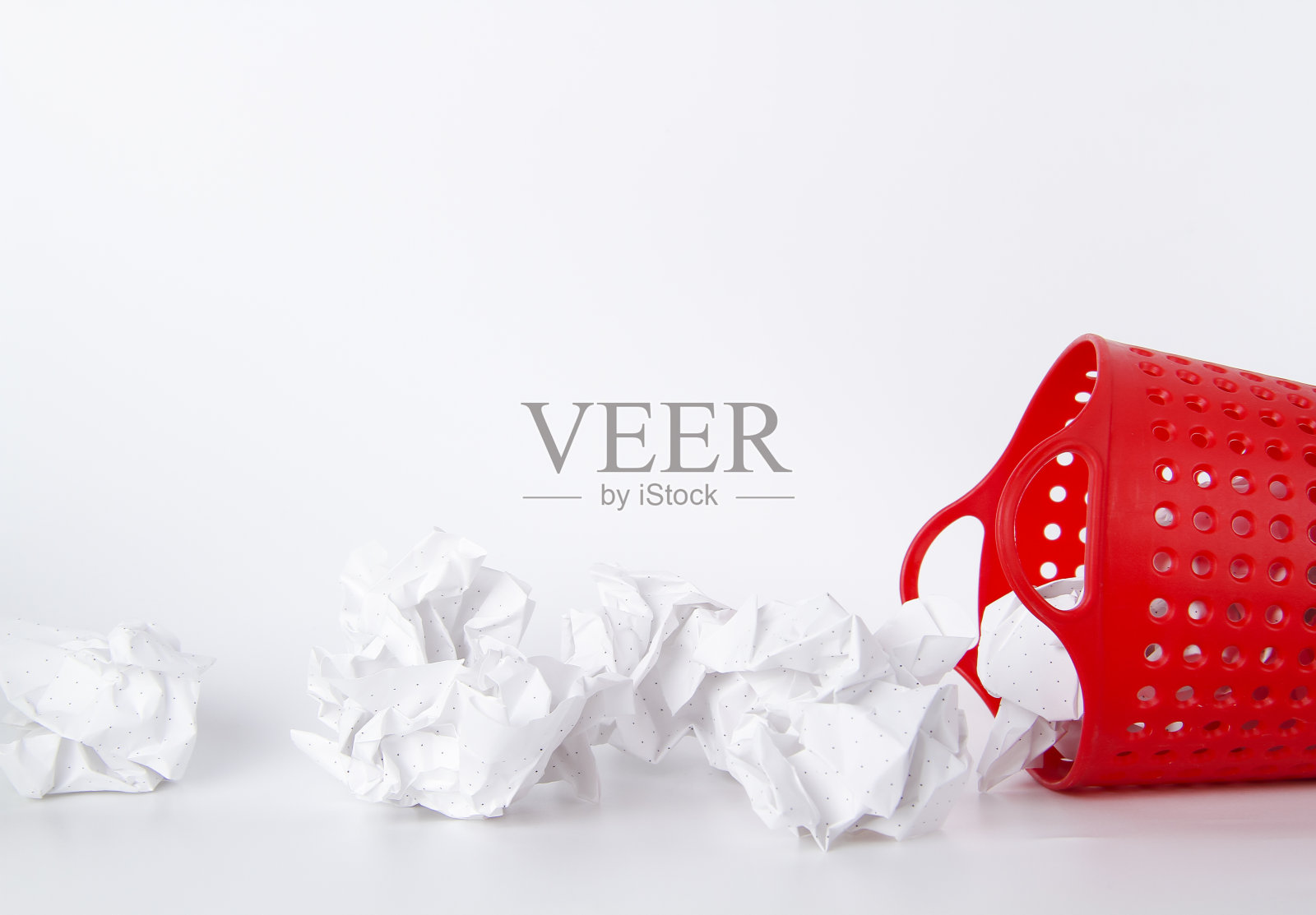 垃圾桶。完整的篮子里。篮子里的皱巴巴的纸。桌子上散落着如山的垃圾。照片摄影图片