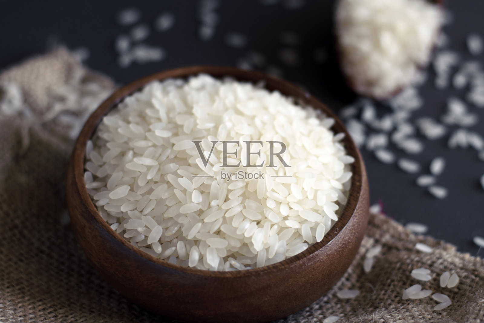 黑底木碗里的米粒照片摄影图片