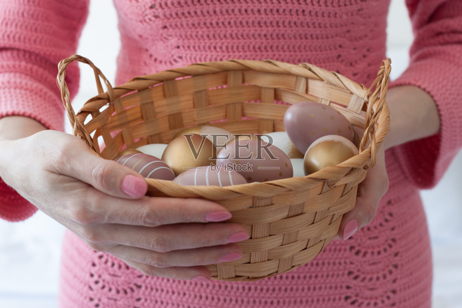 一个女人手里拿着复活节彩蛋篮子照片摄影图片