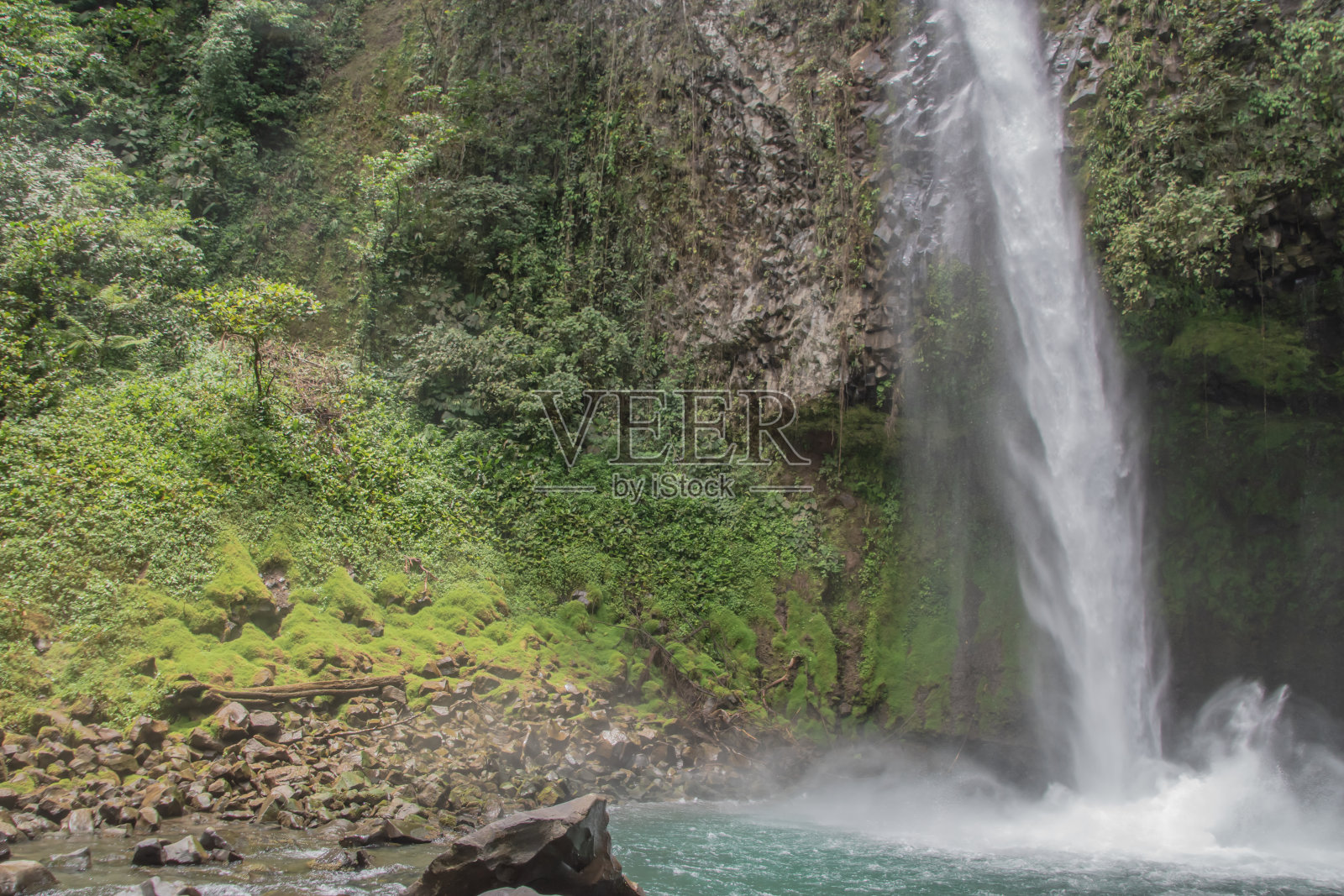 命运的瀑布。哥斯达黎加雨季的绿色植被。照片摄影图片