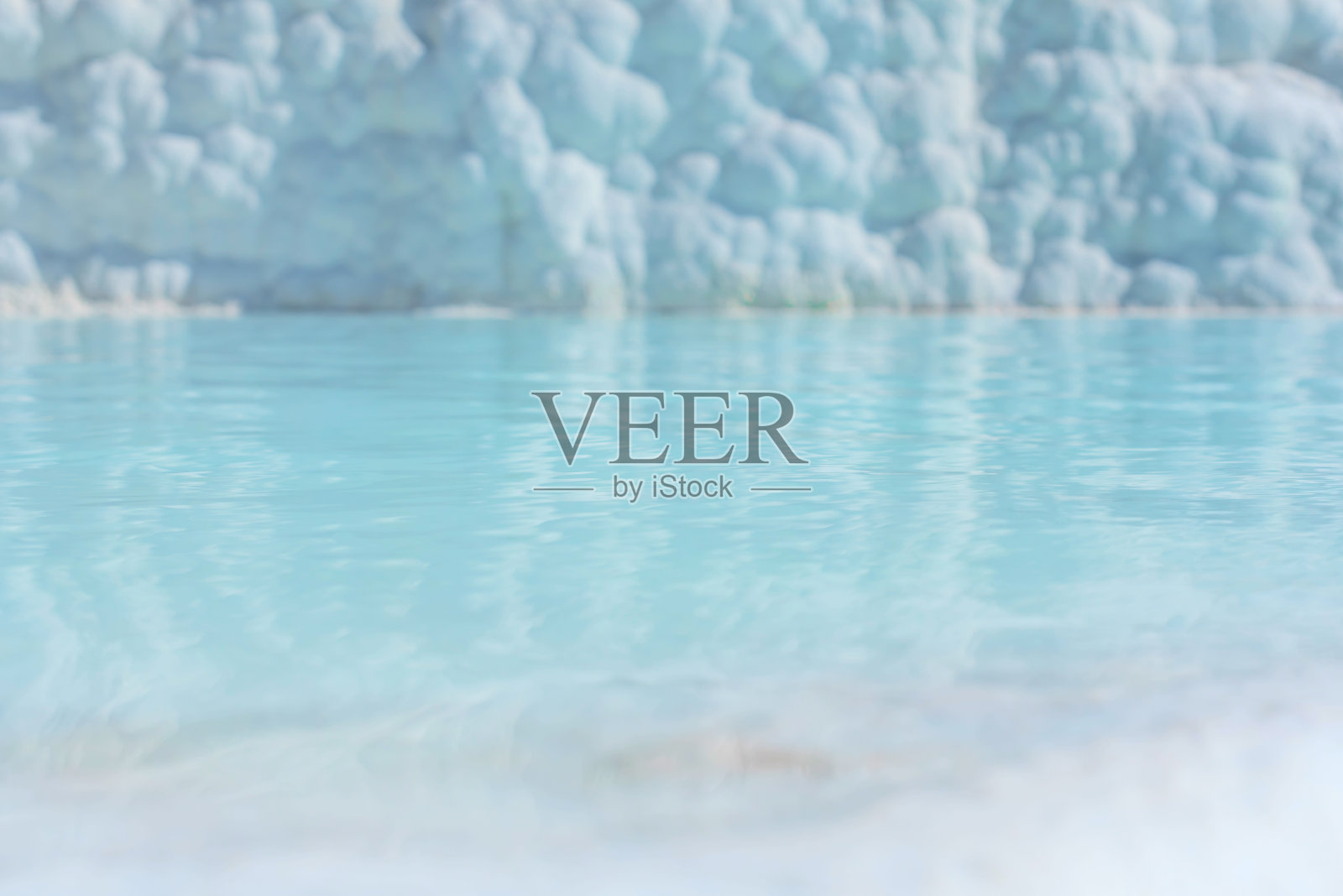 离焦的自然背景与美丽的热水在白色石灰石梯田。健康和健康的概念。大自然的美丽照片摄影图片