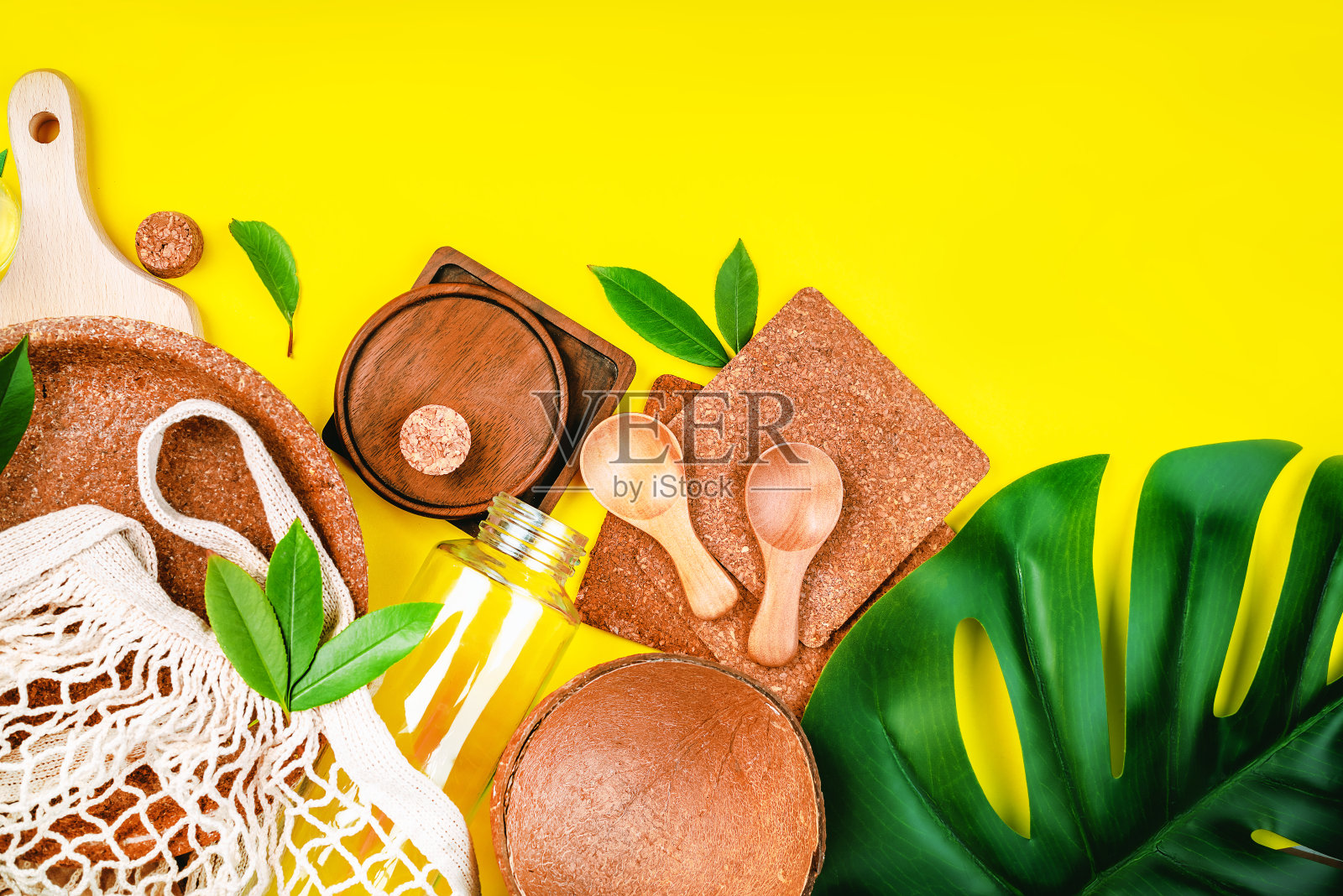 没有塑料的生活。环保的一次性餐具。可降解工艺菜肴，适用于快餐、餐馆、外卖、野餐。回收的概念。天然材料制成的生态餐具。照片摄影图片