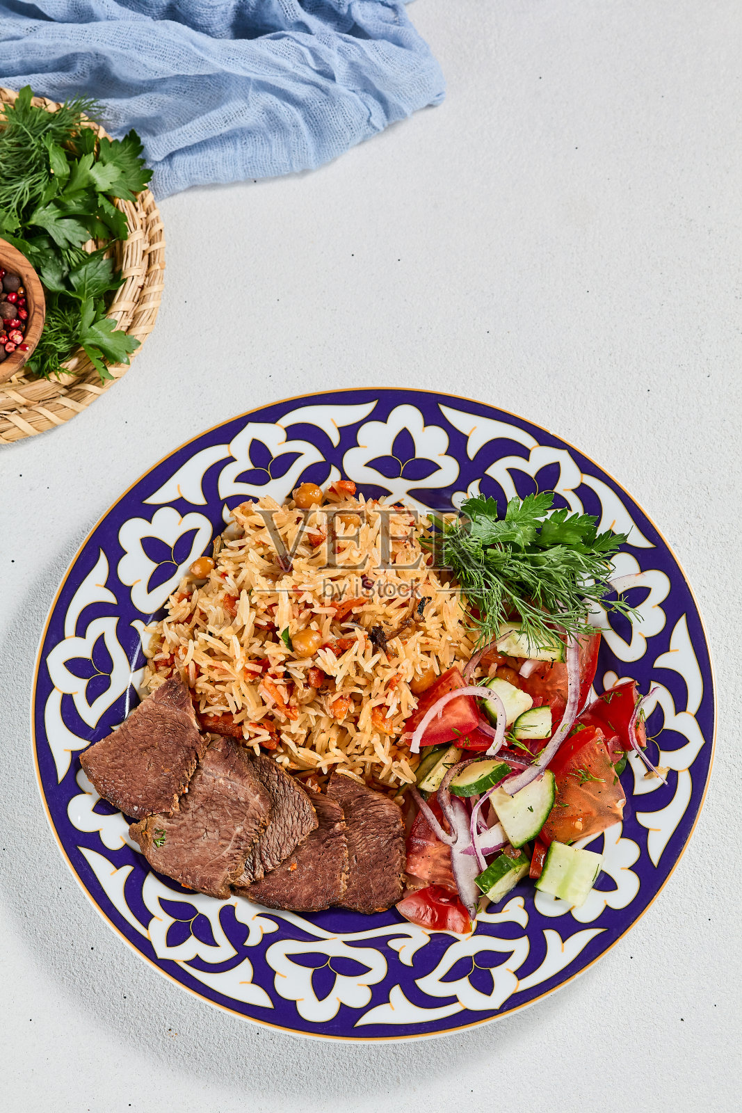 传统乌兹别克美食：牛肉抓饭，东方风味米饭肉类香料饭照片摄影图片