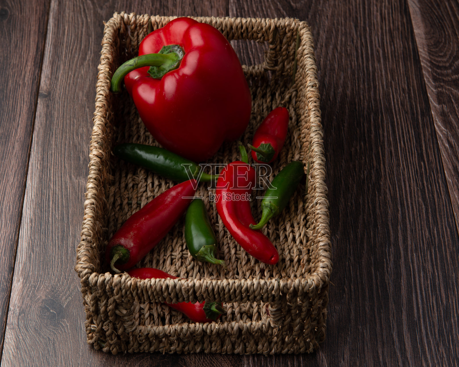 红辣椒和辣椒在篮子里照片摄影图片
