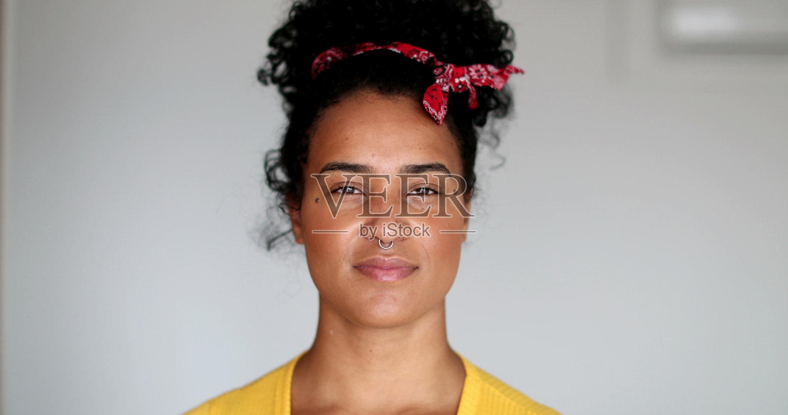 巴西女子微笑肖像。西班牙裔20岁女孩真实的微笑照片摄影图片