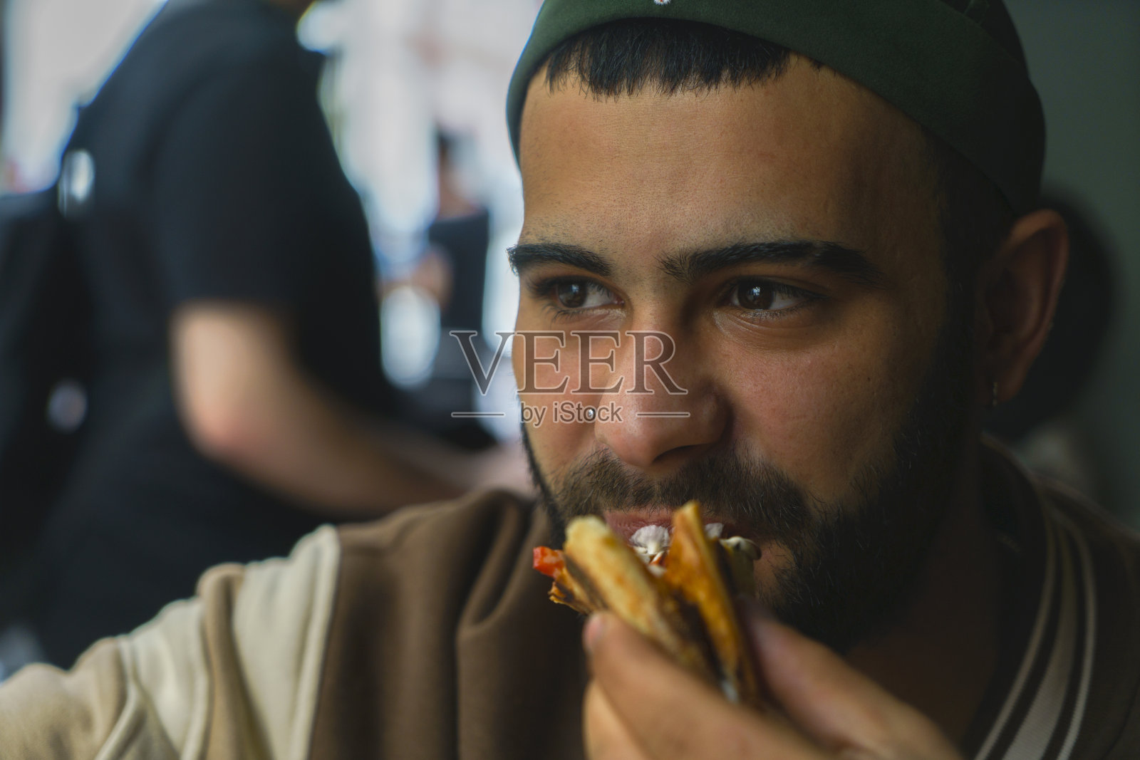 年轻人在吃披萨照片摄影图片