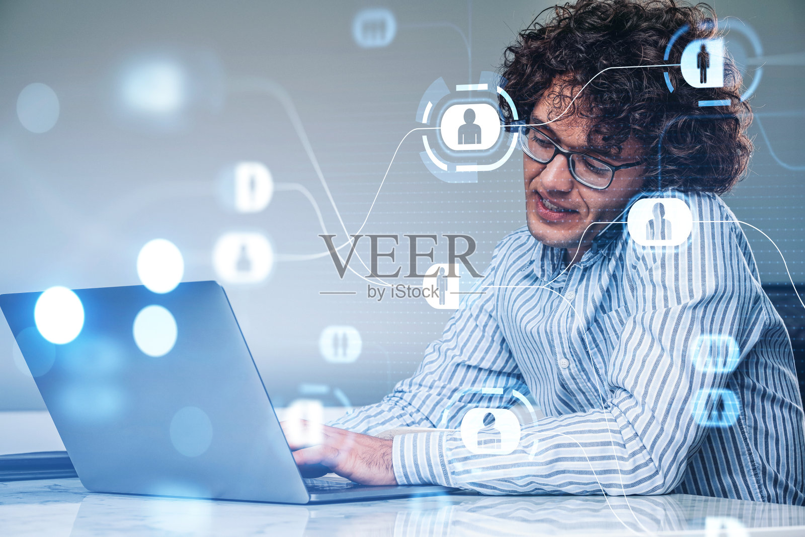 商人用智能手机，笔记本电脑和连接全息图交谈照片摄影图片