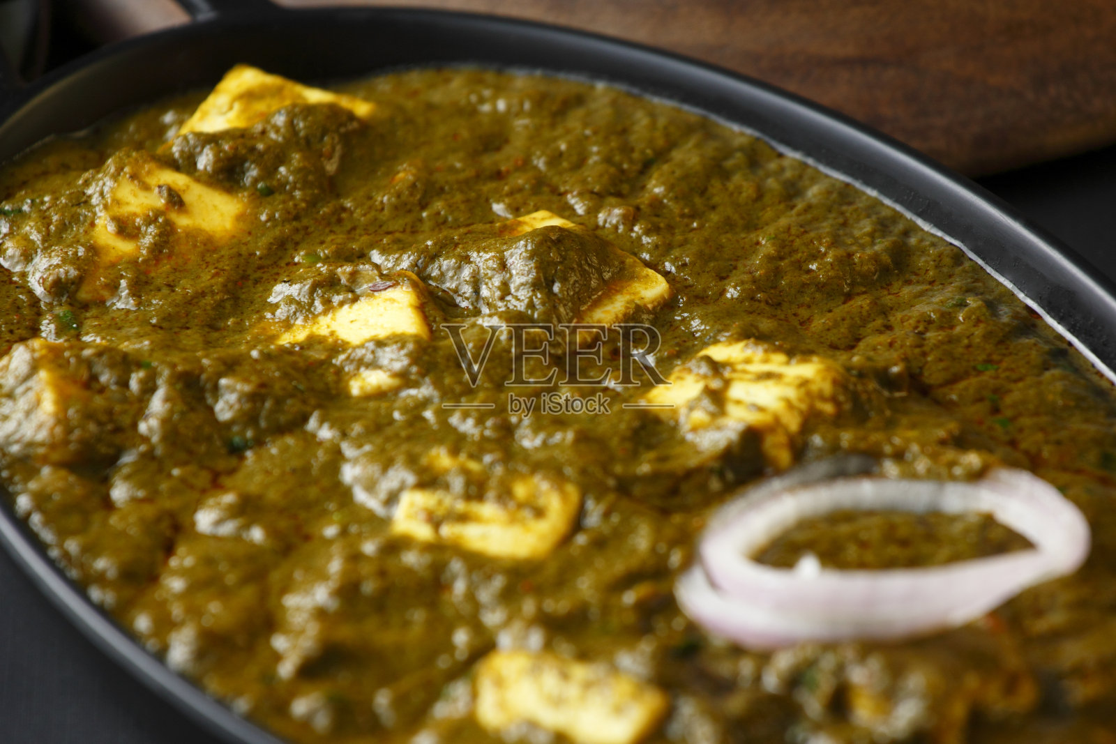 Palak Paneer和Tandoori面包照片摄影图片