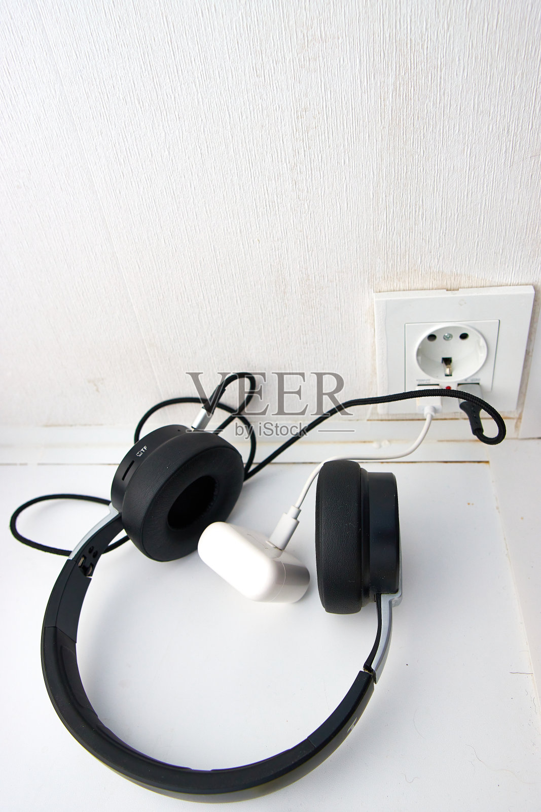 通过usb插座为耳机充电照片摄影图片