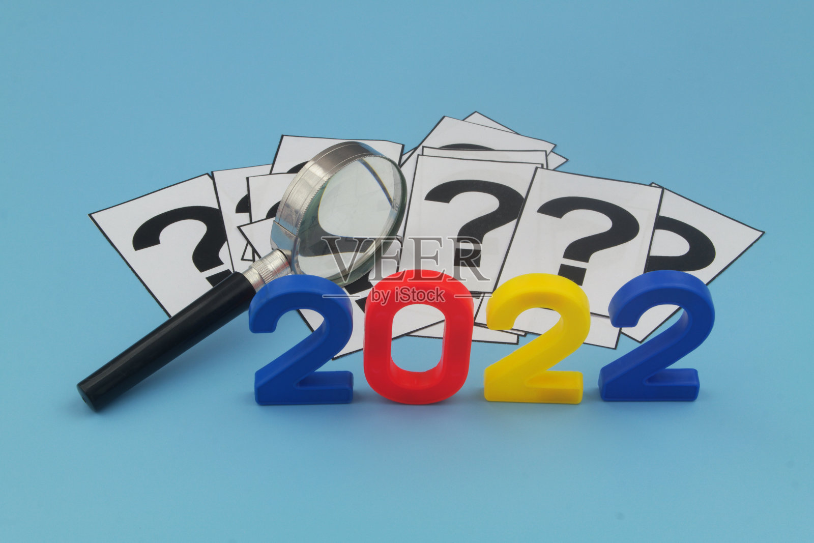 许多问号，放大镜和数字2022。照片摄影图片