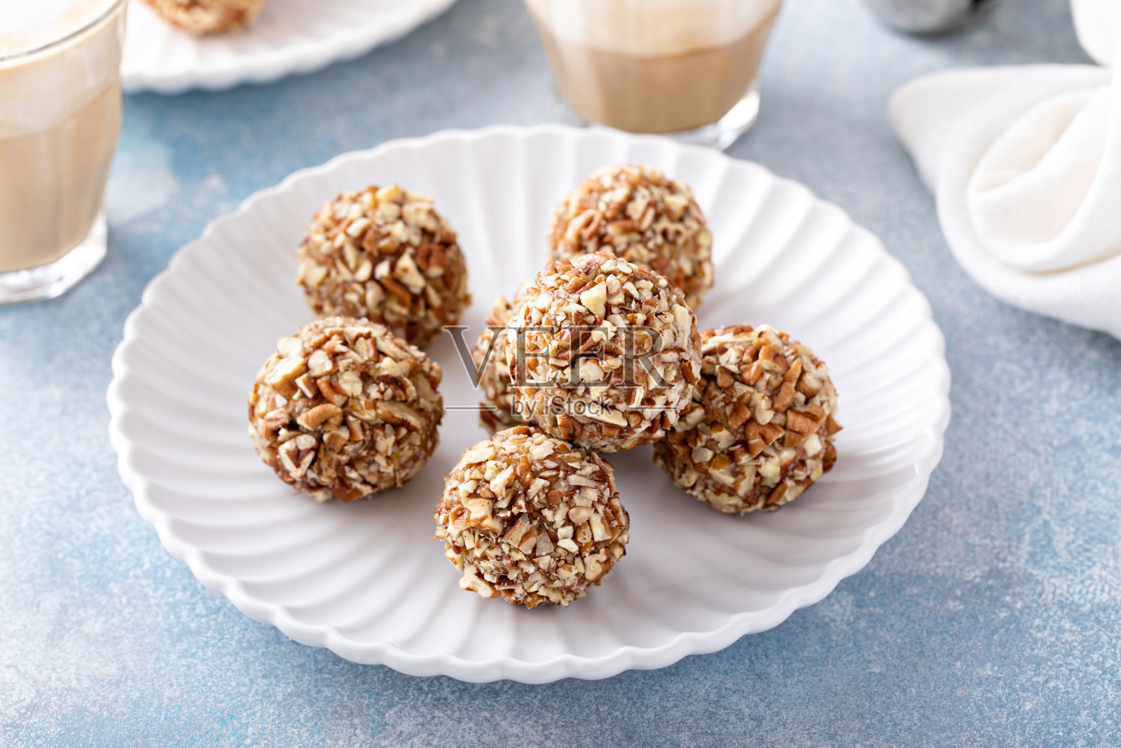 自制的核桃松露巧克力或棒棒糖蛋糕，甜甜的照片摄影图片