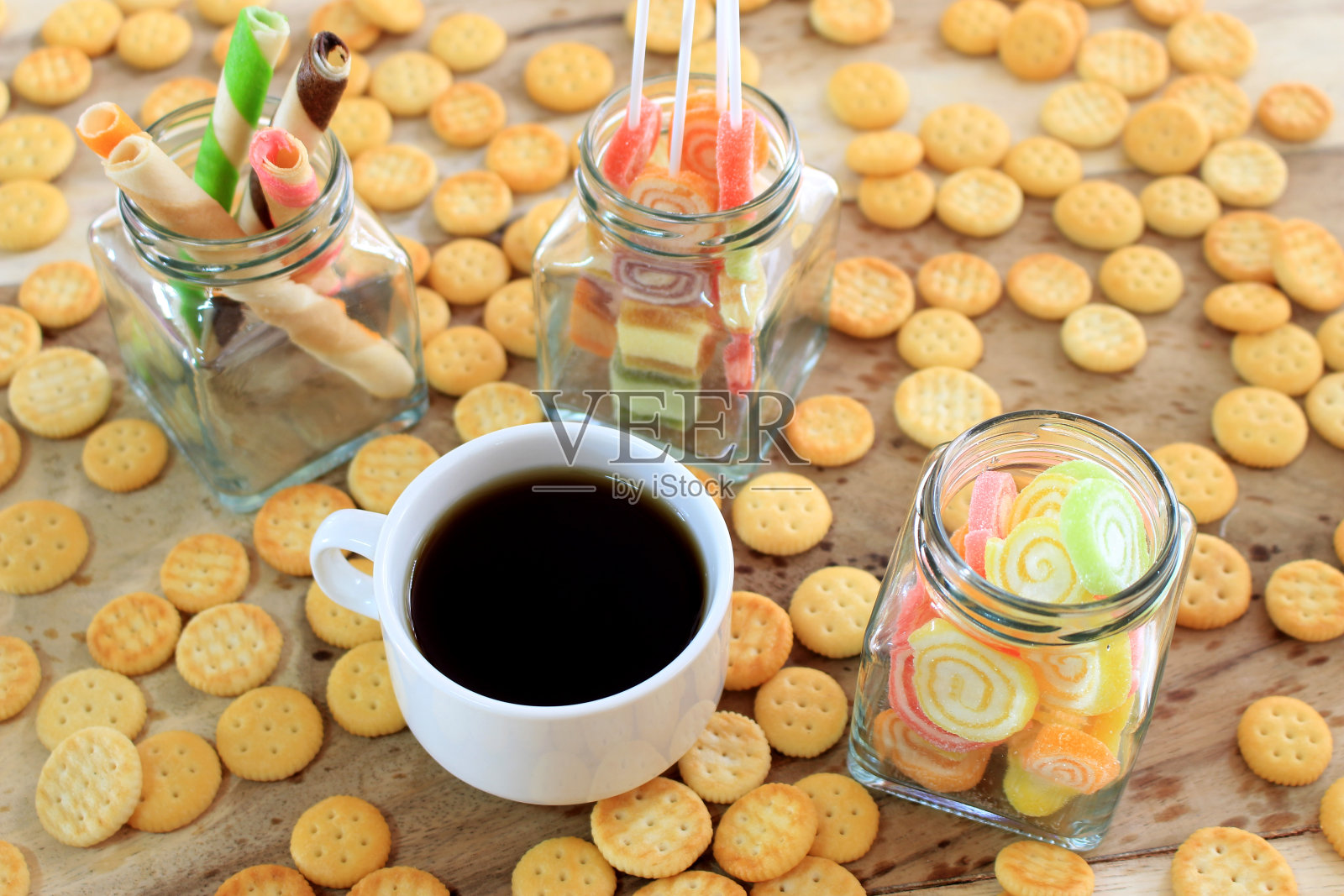 一杯咖啡和五颜六色的糖果照片摄影图片