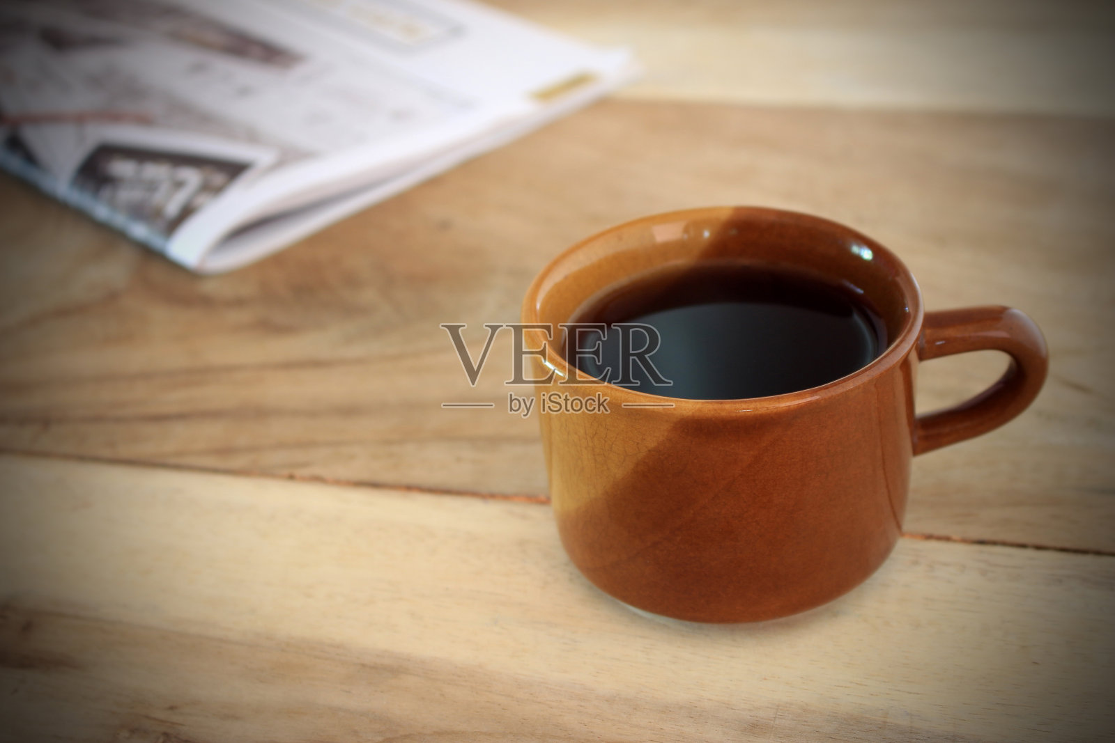 咖啡杯、办公桌和笔记本电脑照片摄影图片