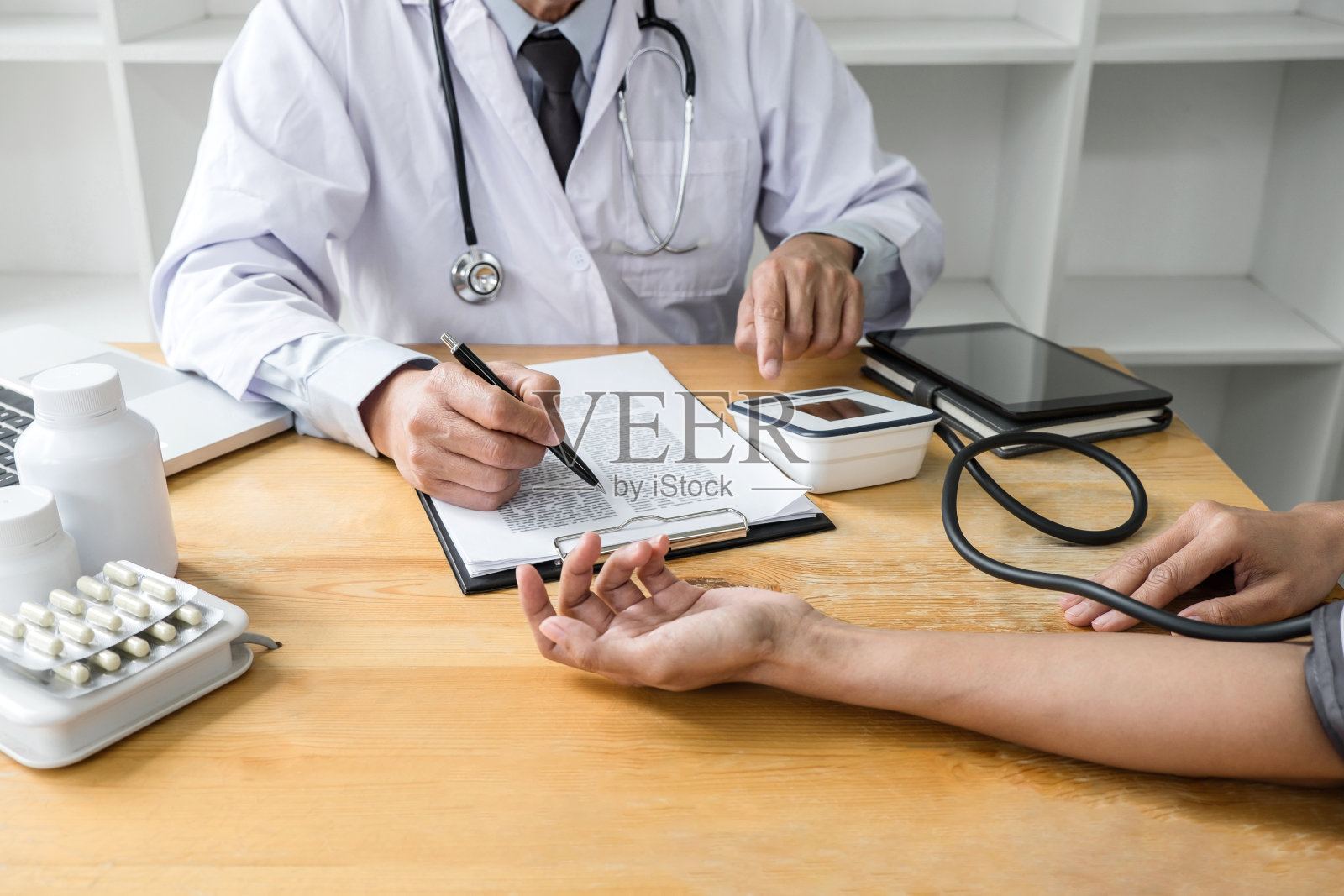 医生为病人测量血压，医院医疗概念照片摄影图片