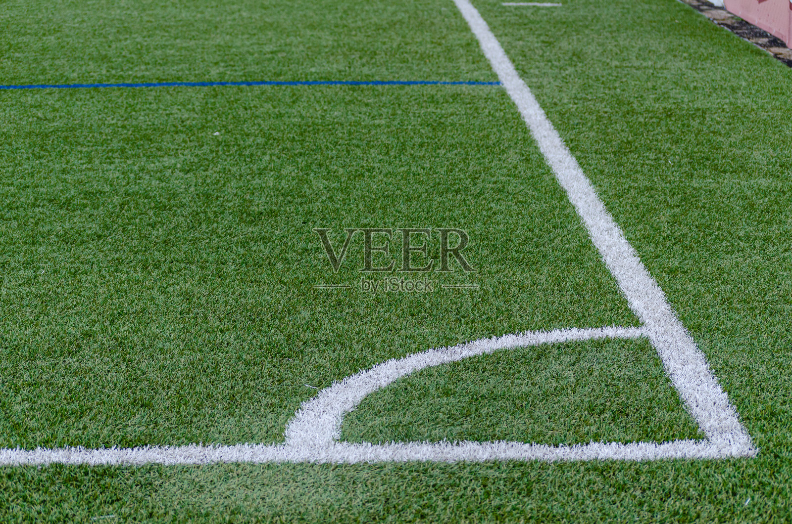 蓝色人造草皮足球场的边线照片摄影图片