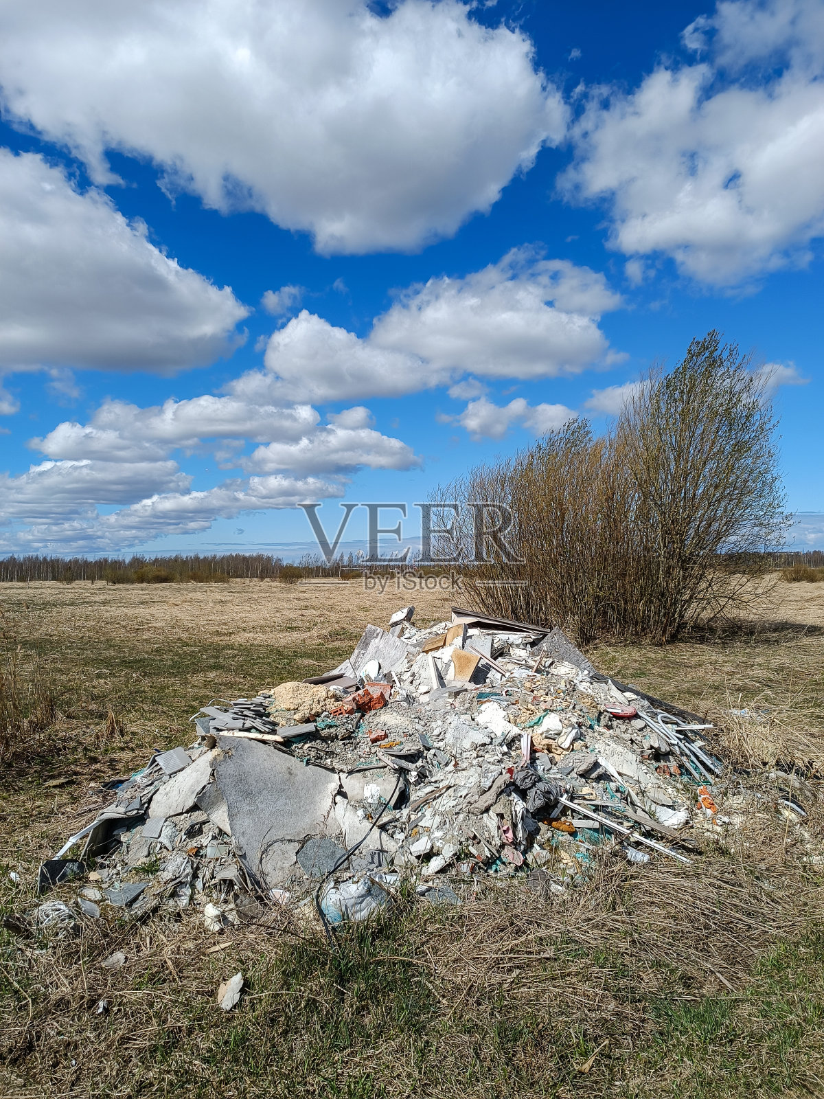 在道路上非法倾倒垃圾照片摄影图片