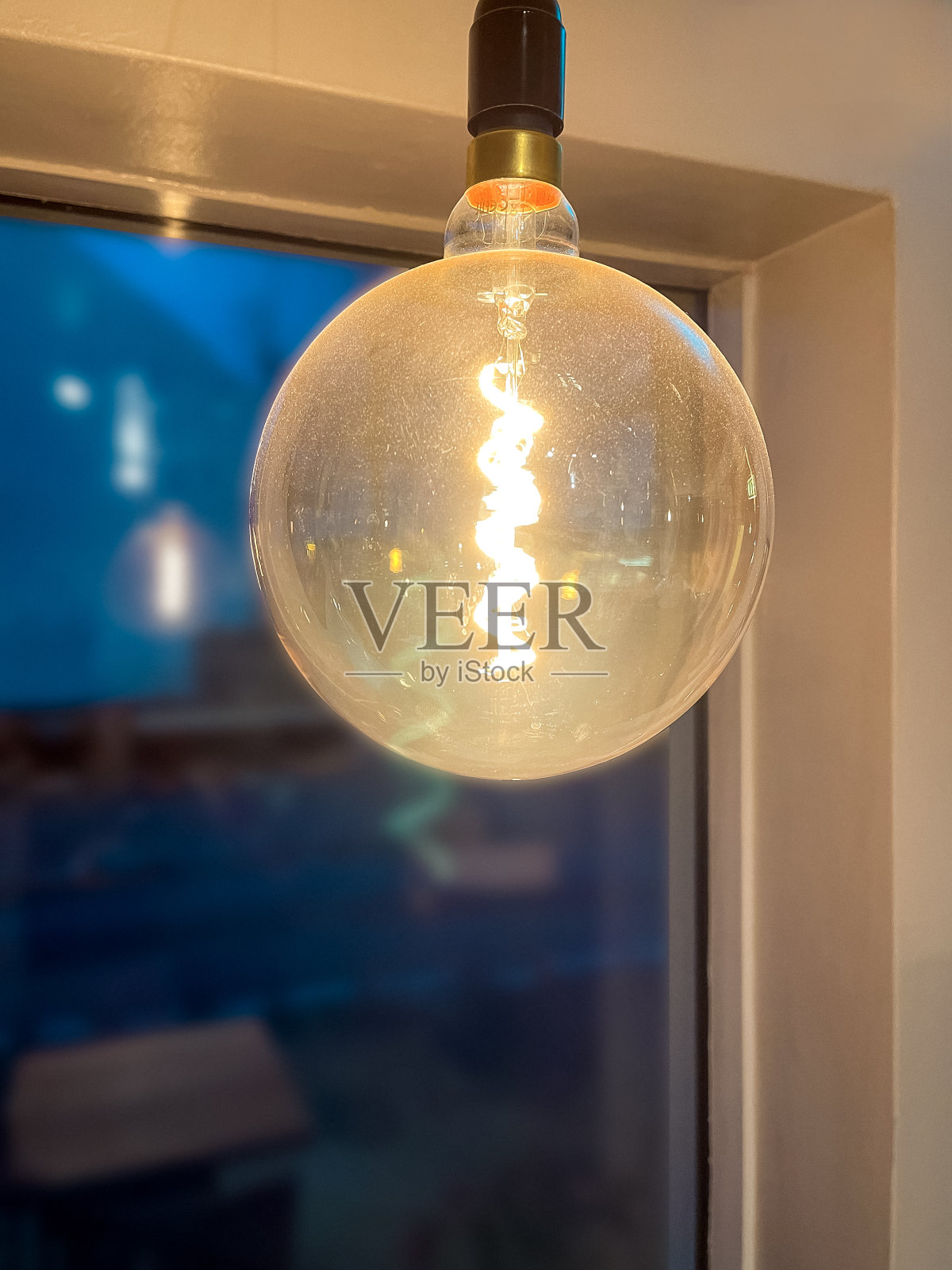 照亮这个爱迪生灯泡照片摄影图片