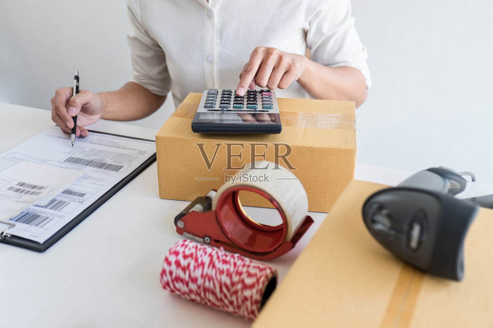 小企业主检查订单准备发货，线上销售照片摄影图片