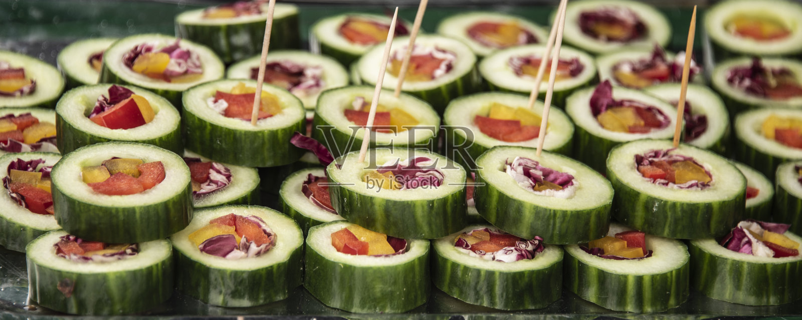 用五颜六色的蔬菜填满黄瓜片照片摄影图片