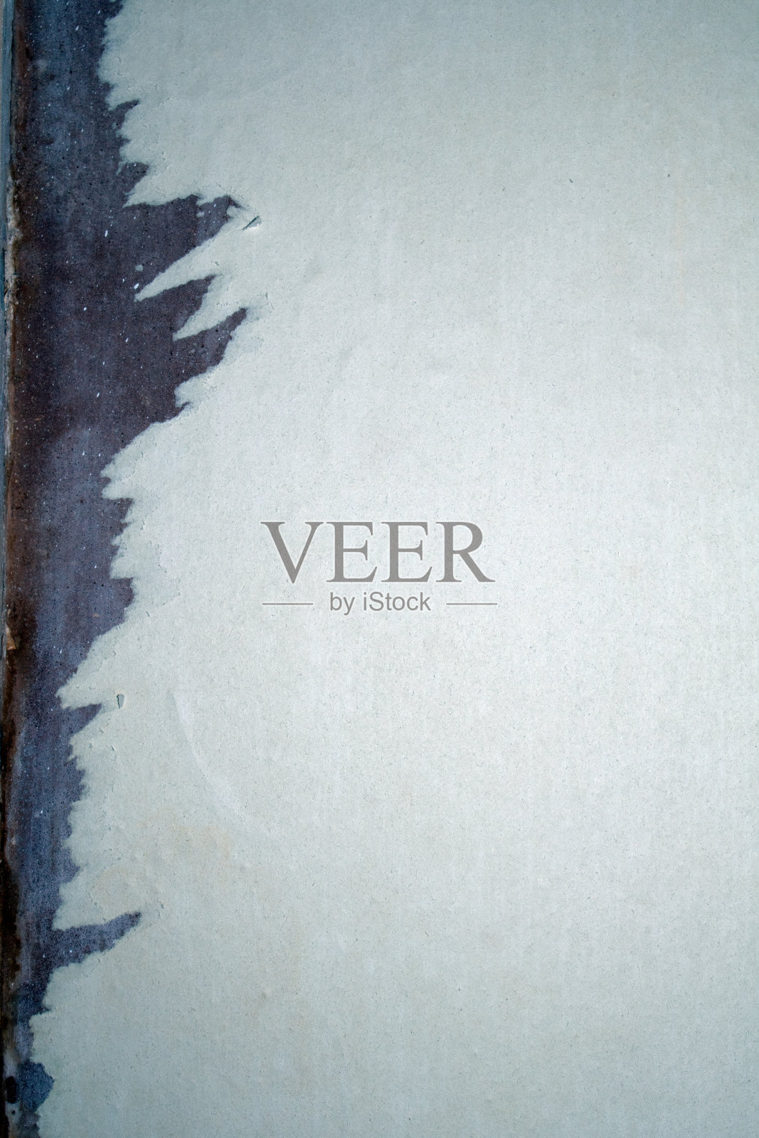 房屋翻新：裸露的墙壁、碎瓷砖和裸墙照片摄影图片