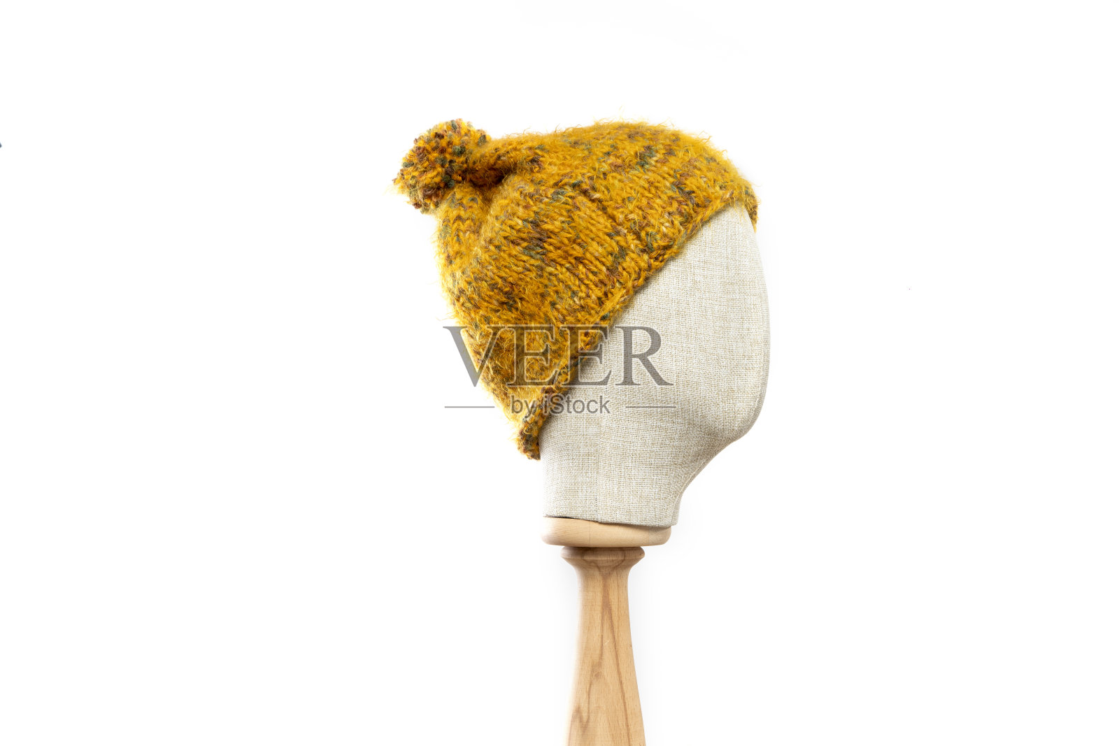 芥末编织无檐帽，白色背景上有模特头像照片摄影图片