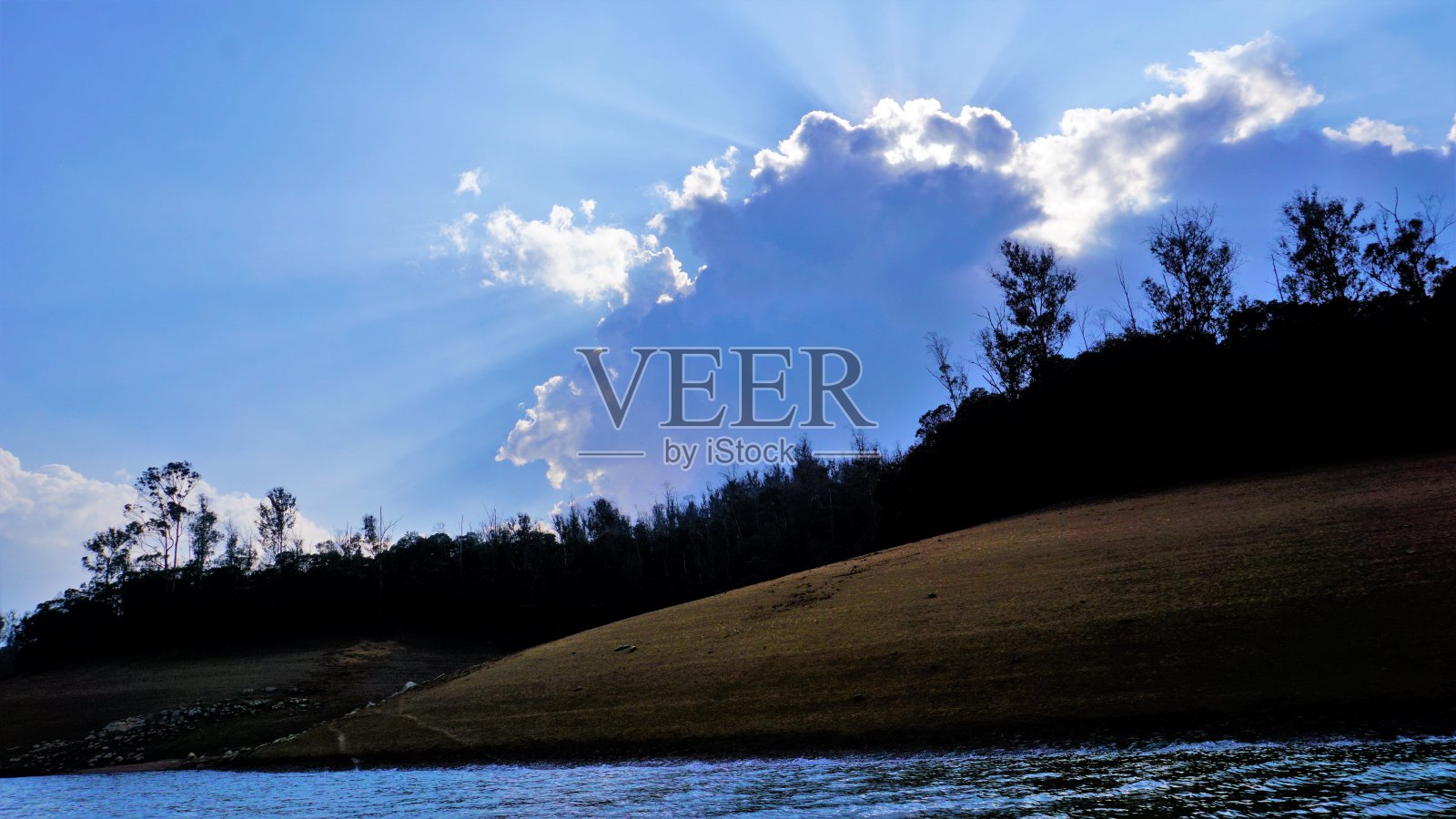 泰米尔纳德邦乌提皮卡拉湖的美丽景色。从船上可以看到令人敬畏的天空、水和绿色灌木的风景。照片摄影图片