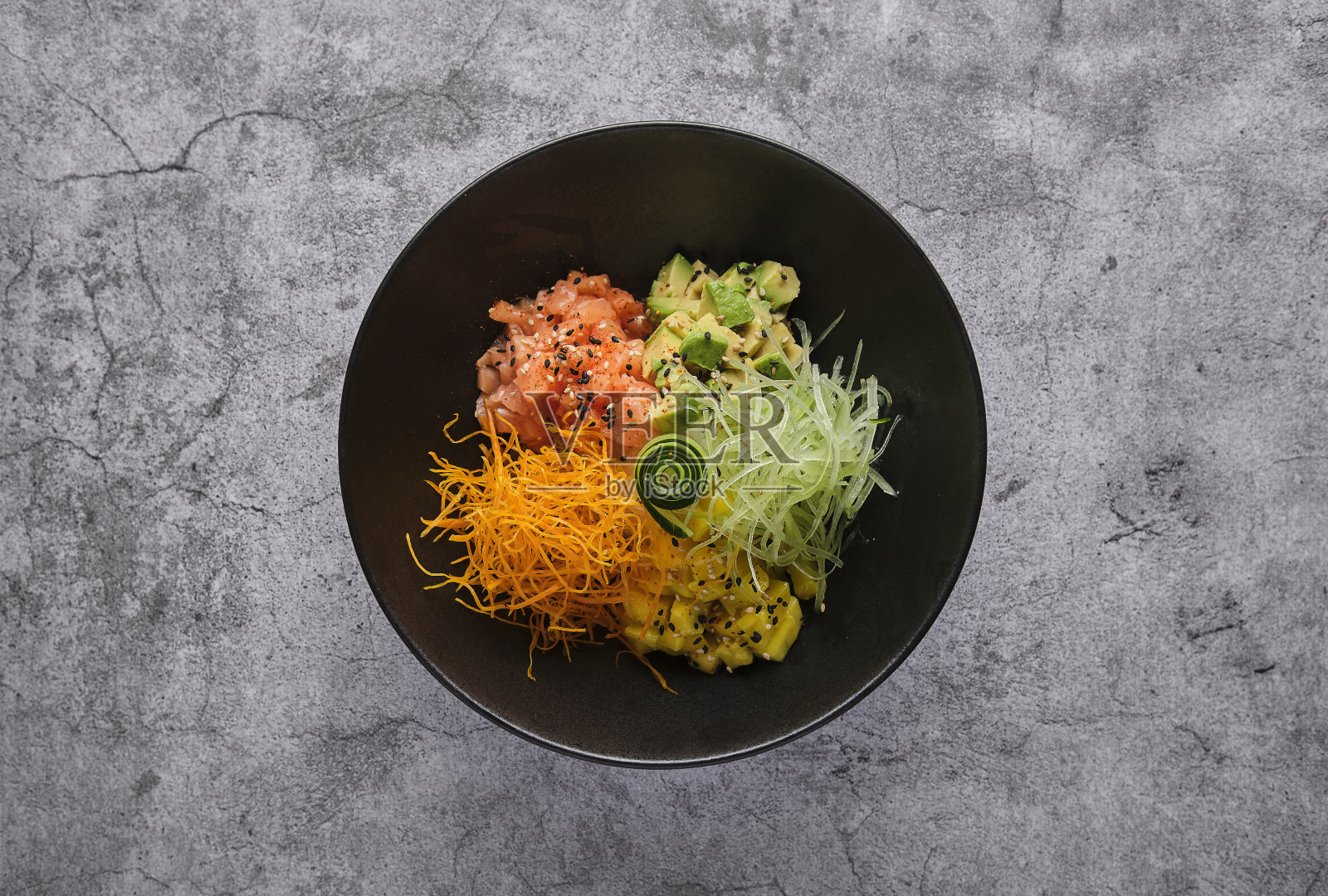 戳碗，传统的夏威夷生鲑鱼鱼沙拉，与筷子和复制空间。有选择性的重点。照片摄影图片