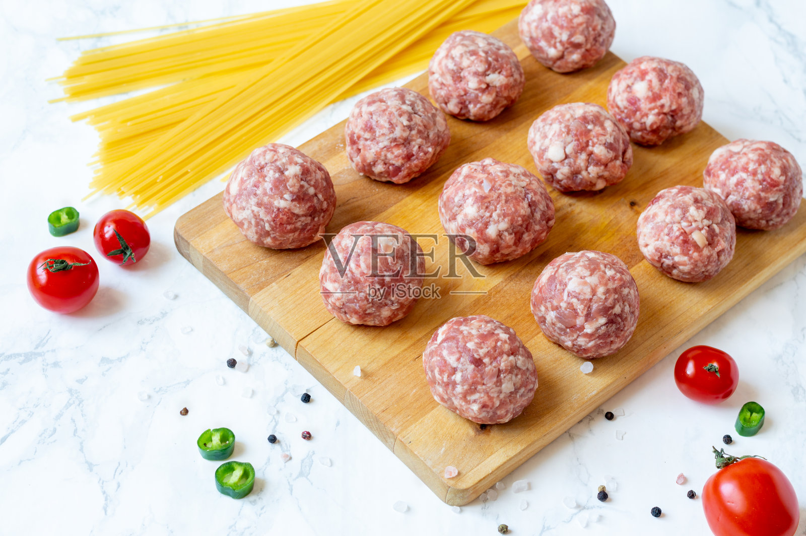 切碎，生肉丸放在桌子上照片摄影图片