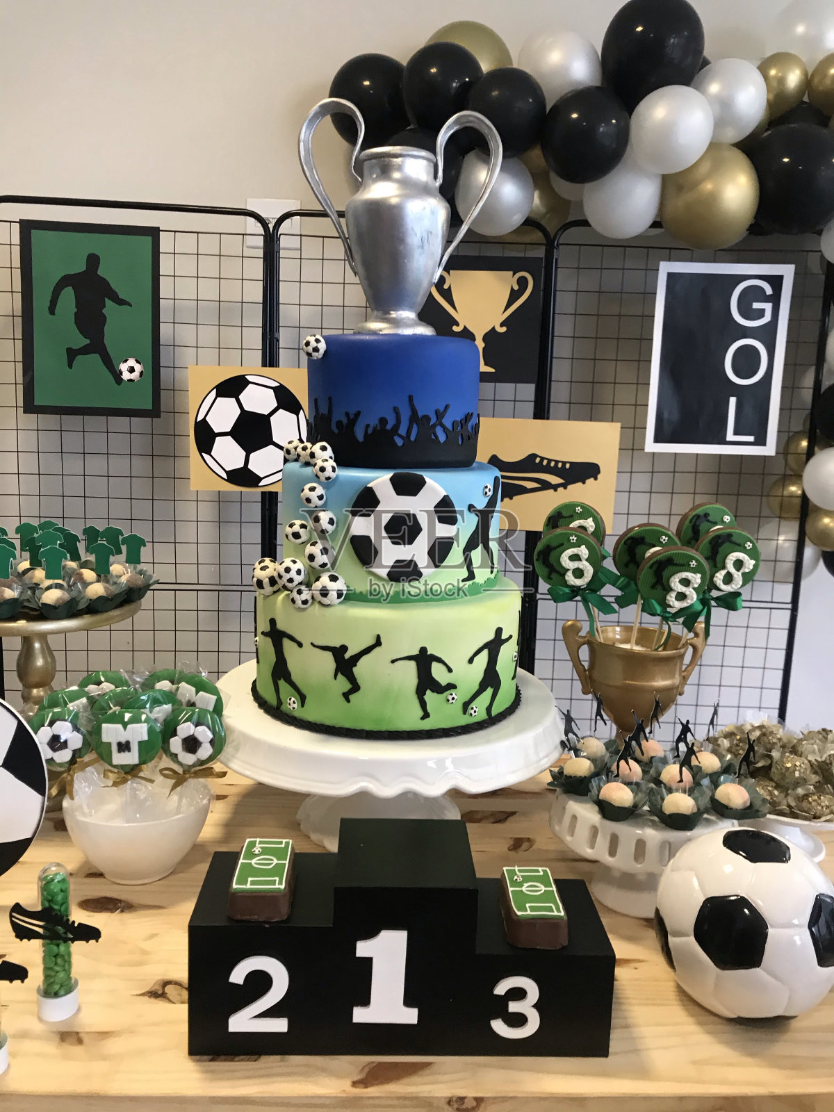 足球比赛在孩子们的聚会上装饰照片摄影图片