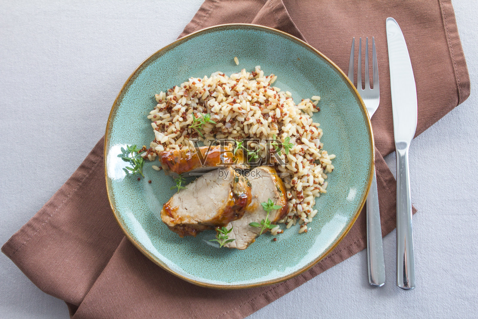里脊肉配米饭照片摄影图片