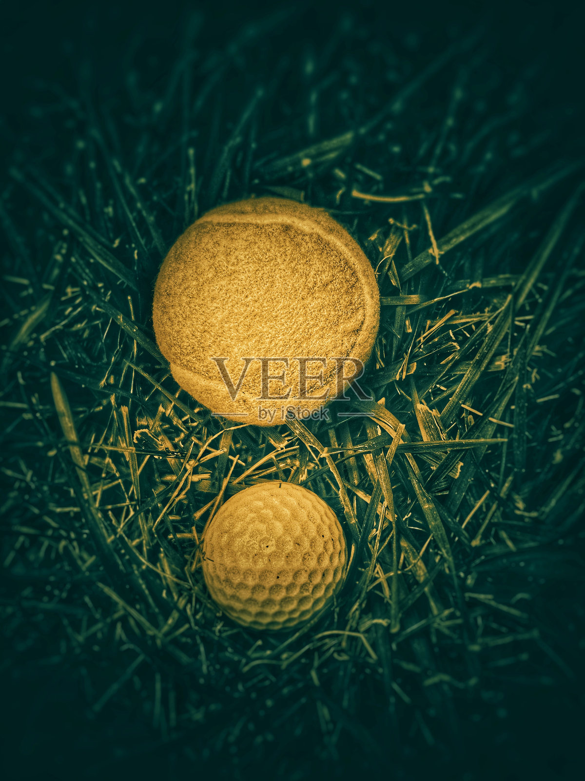 在草地上打网球和高尔夫球照片摄影图片