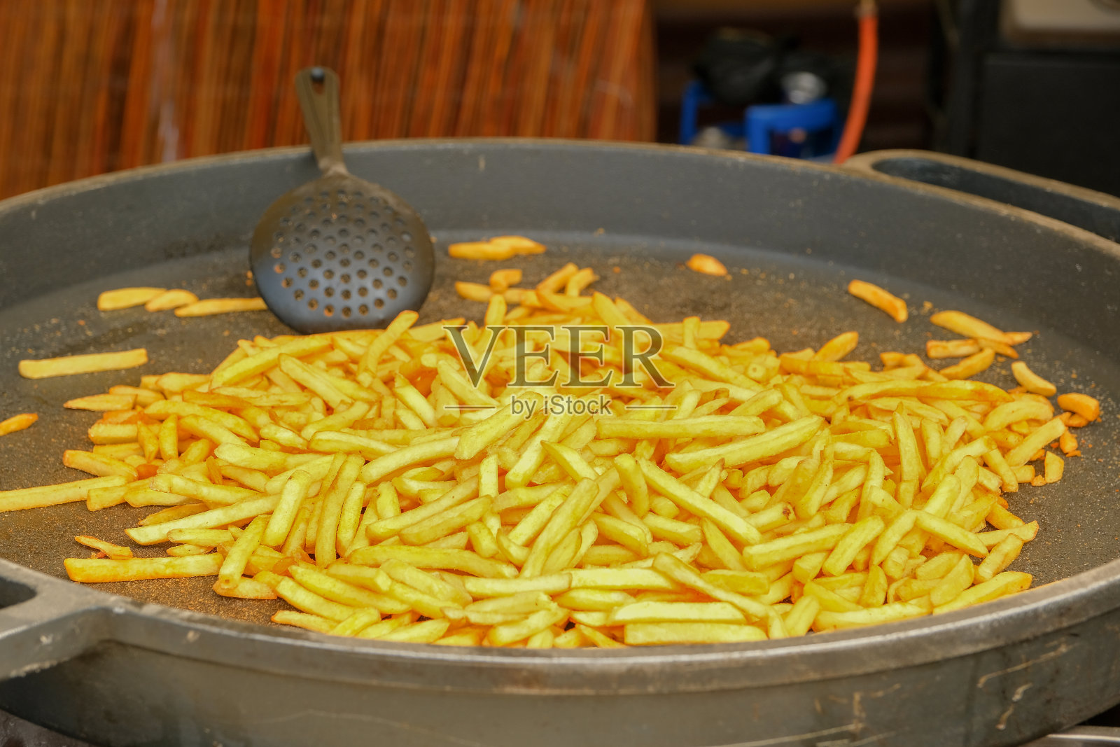 在一个大铸铁煎锅里烤土豆。照片摄影图片