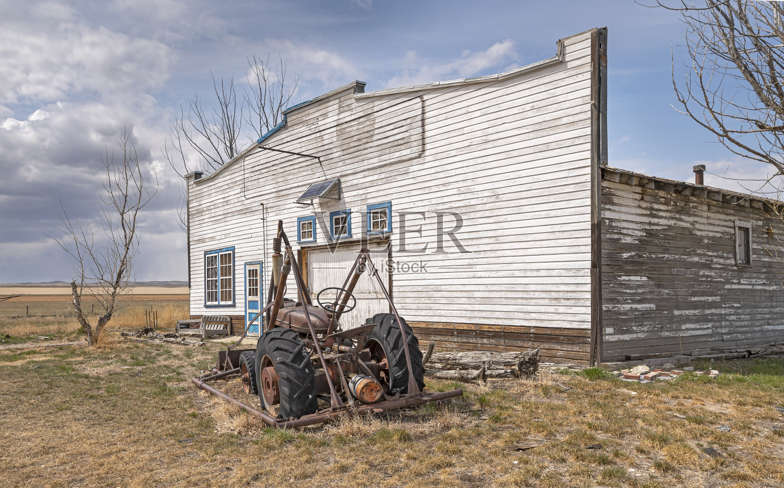 老皇后镇车库和拖拉机照片摄影图片