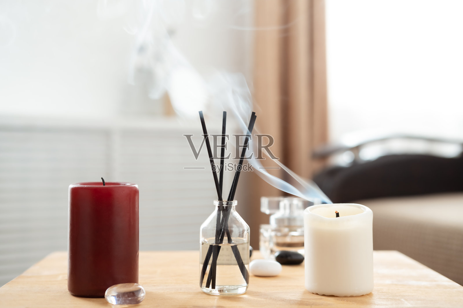 客厅的木桌上放着香薰蜡烛。芳香疗法,香味。家庭放松和抗压力的概念。照片摄影图片