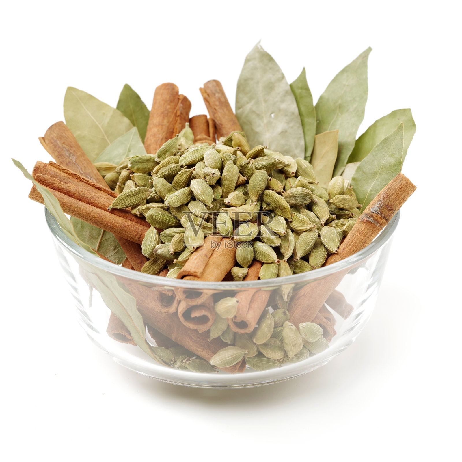 绿色小豆蔻豆荚，肉桂和芳香的月桂叶照片摄影图片