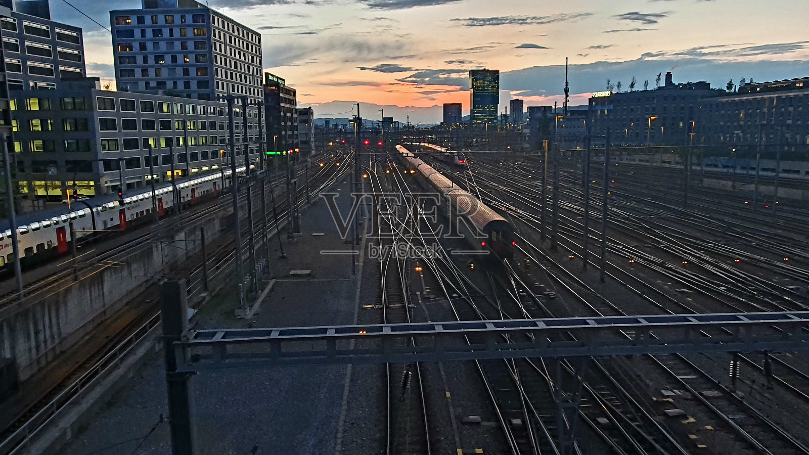 Zürich主站，在轨道上的视野照片摄影图片