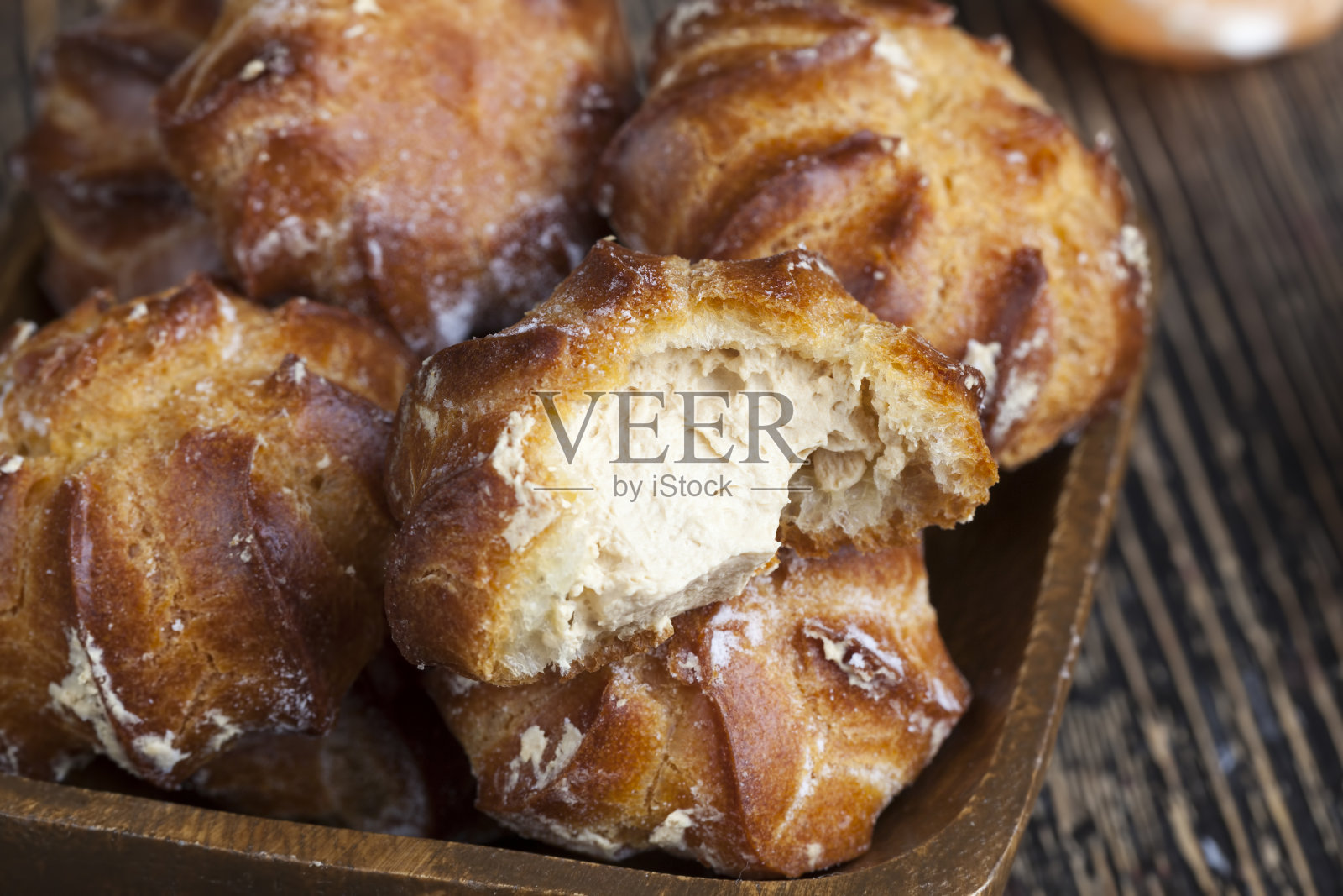 奶油夹心的软蛋奶蛋糕甜点照片摄影图片